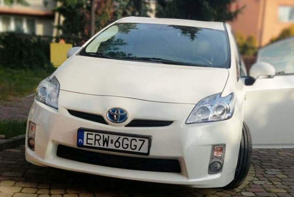 Green Taxi Rawa Mazowiecka taksówka hybryda biała toyota corolla